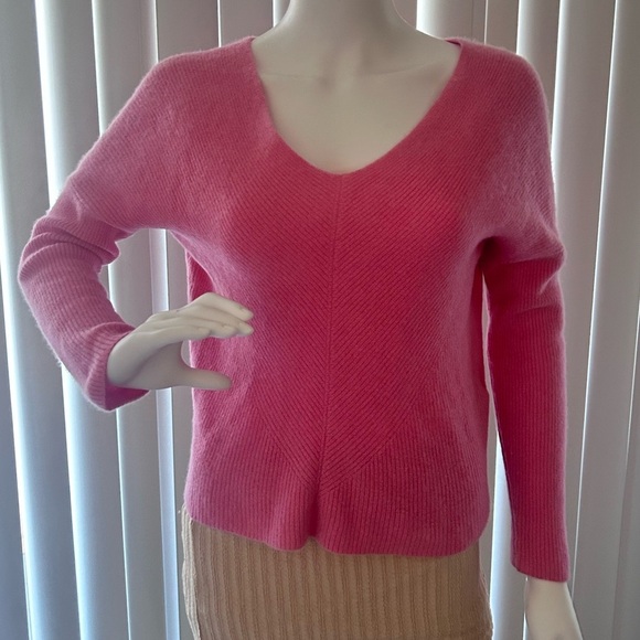 -Maje
Low-Cut Ribbed Cashmere
Sweater pre-owner size 0 - Picture 9 of 13